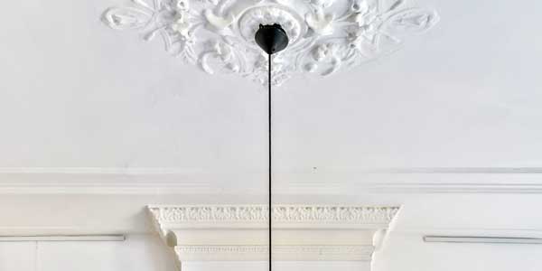 Stucwerk met ornamenten lijstwerk op het plafond door stukadoor.