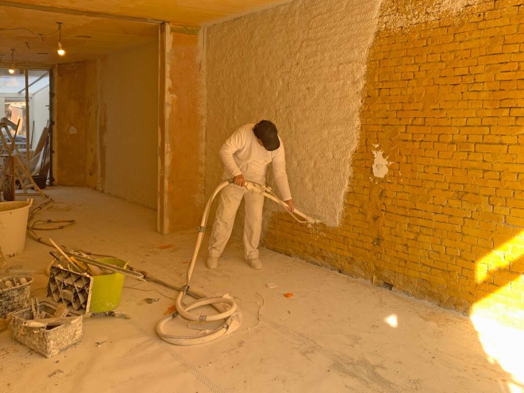 grote hoeveelheid muren stucen door stukadoorsbedrijf Morris 
